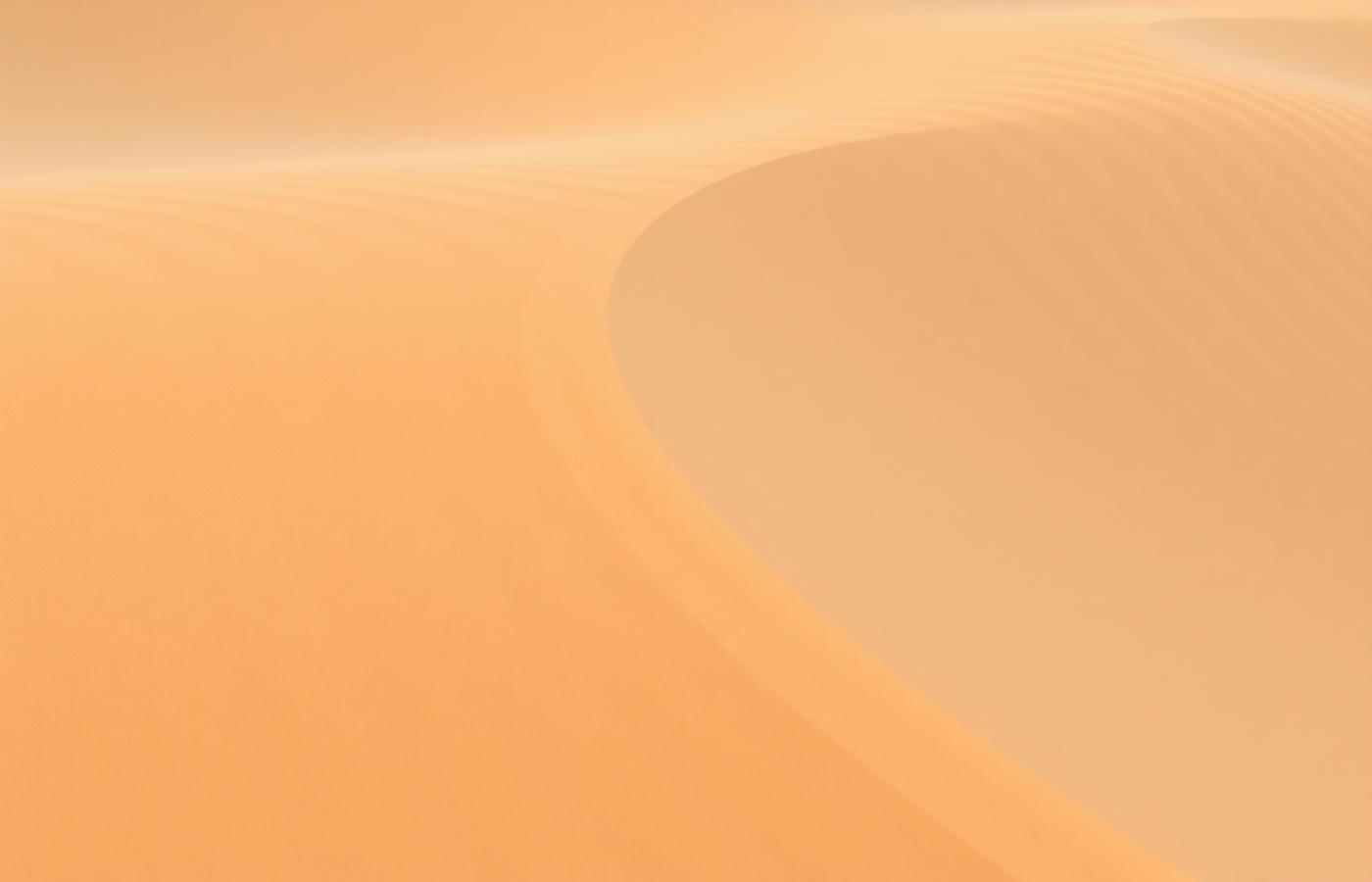 Textura de dunas de arena en tonos cálidos que representa la calma del breathwork